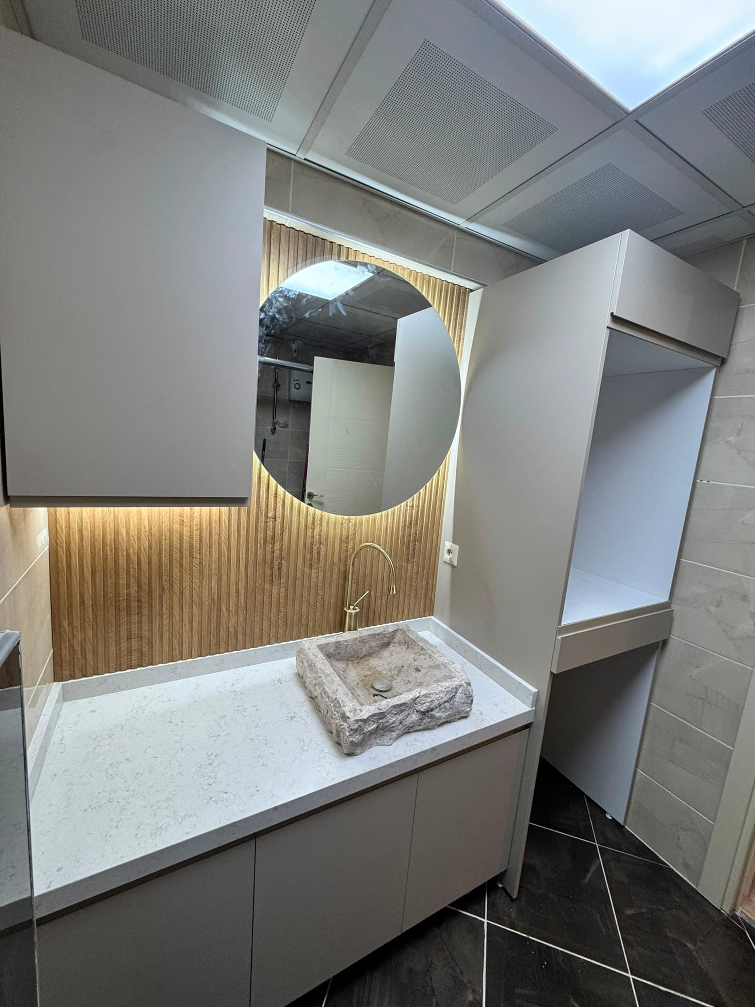 Banyo — Taş lavabolu tasarım banyo