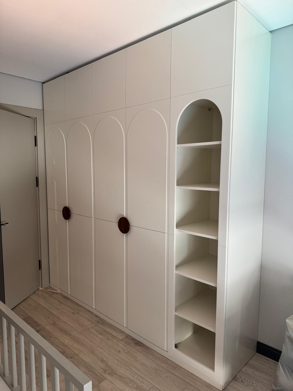 Giyinme — Kemerli giyinme dolabı